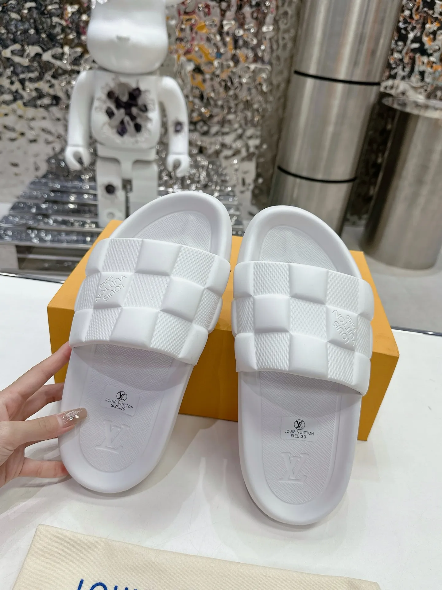 [L Home] P: 280💰 ▪️Shoe size: Women's 35-40 Men's 38-46▪️Packaging: Counter top quality~original packaging 𝟐𝟎𝟐5 Louis Vuitton counter's new embossed slippers, lv monogram embossed slippers, Waterfront sandals are back with a new look, and the upper buckle is embossed with lv's iconic Monogram pattern. Made of waterproof rubber with a comfortable and resilient insole. The lightweight, flexible outsole is embossed with the Louis Vuitton logo. ▪️Fabric: Original molded rubber foam surface ▪️Technology: embossed logo ▪️Sole: Original molded rubber foam outsole ▪️Sole thickness: 3CM.